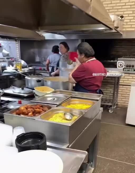 Equipe preparando comida na cozinha do Martineli