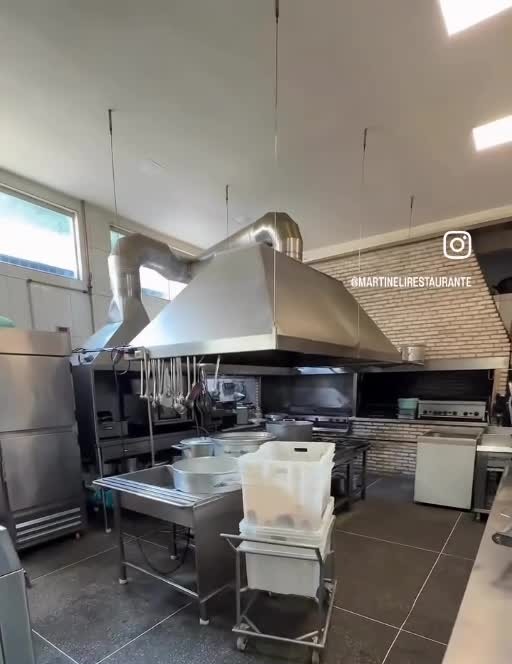 Vista da cozinha do Martineli, com bancadas e coifas