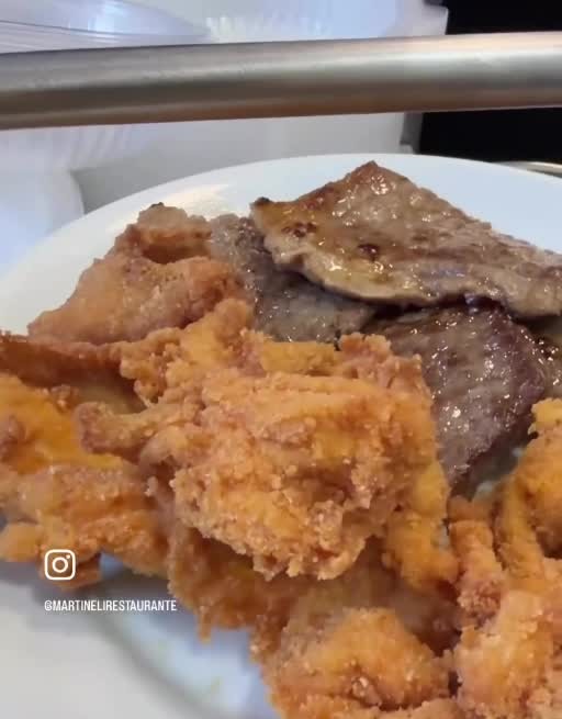 Prato com empanados e carne
