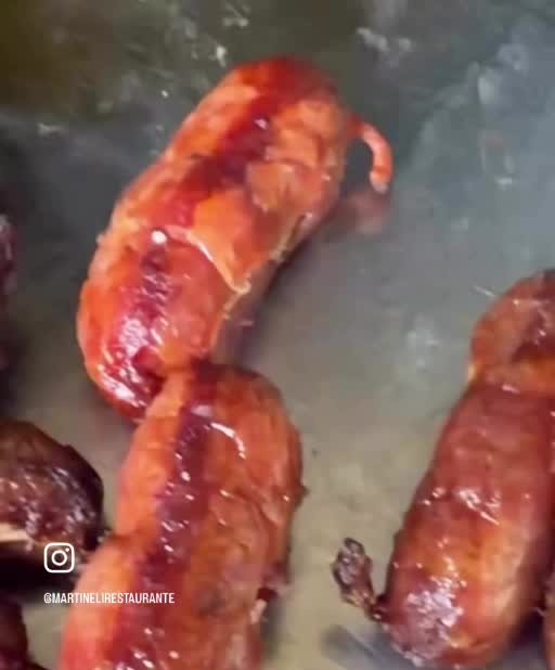 Linguiças dourando na chapa