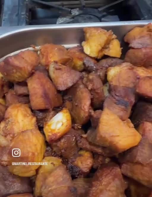Torresmo preparado na cozinha